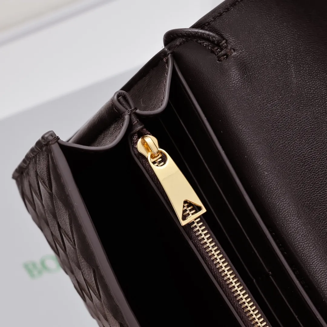 Batch 1160 BV Andiamo clutch wallet is super high-end🤎🤎How come the long clutch bag is so exquisite~ The braided style bag surface paired with all-copper hardware is really warm and high-end. The bag body is super light and can be grabbed easily! It can store a lot of small items and large mobile phones ~ very practical for daily use. Style number: 1504 Size: 19*11.5*3